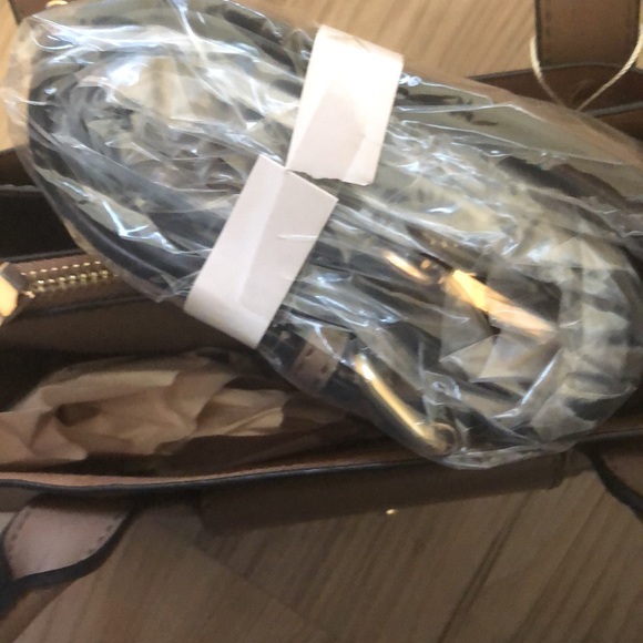 LAST ONE- KHLOE SHOULDER BAG - TAUPE - Picture 2 of 7